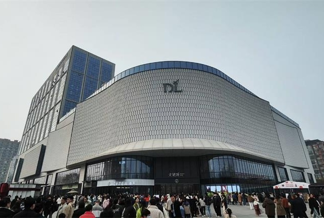 晶泓LED光电玻璃助力许昌胖东来天使城打造”氛围经济“