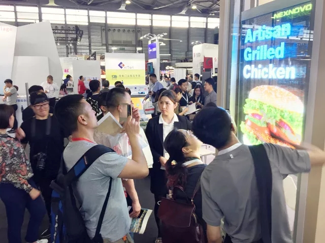 晶泓科技透明LED显示屏争艳C-star 2018上海国际零售展，取得理想效果完美落幕(图11)