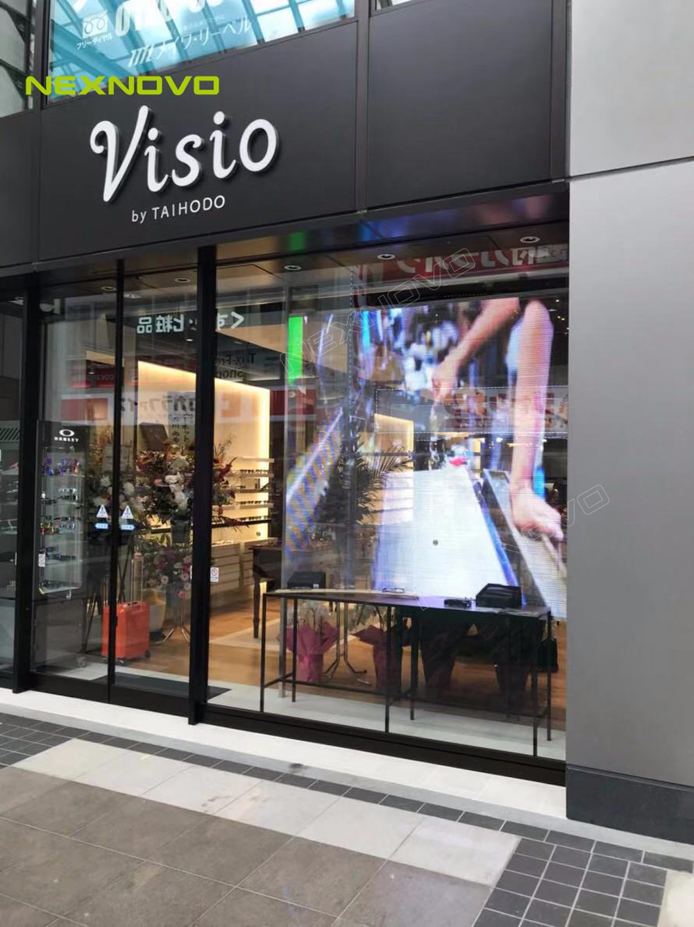 日本九州百年眼镜老店透明LED显示屏项目(图1)
